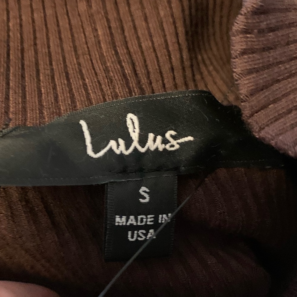 Lulu’s Brown Turtle Neck - Picture 4 of 4
